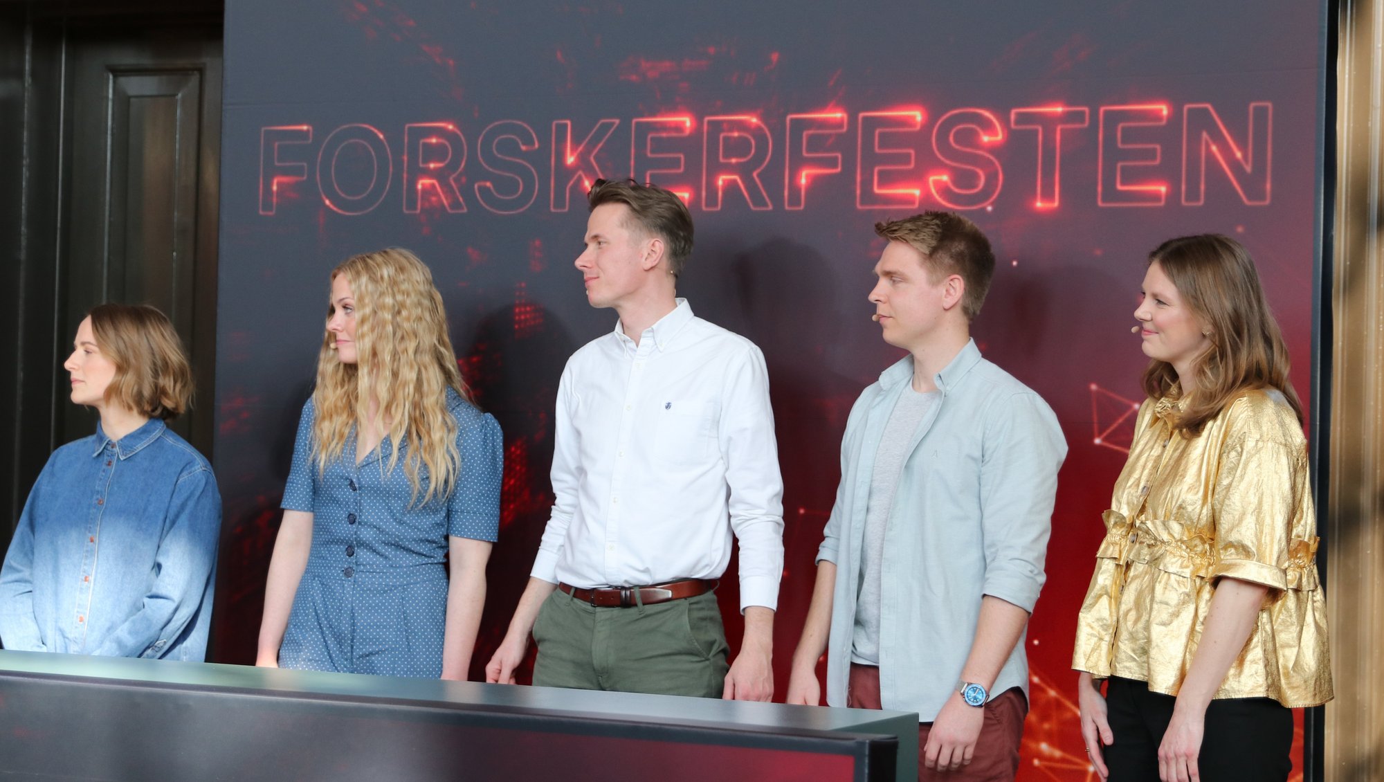 Årets fem finalister har øvet i ugevis for at blive klar til showet. Her modtager Nathalie Eiris Henriksen, Kristina Tornbjerg Eriksen, Simon Mark Dahl Baunwall, Nicolaj Malle og Karen Ruben Husby de sidste instrukser. Foto: Sebastian Skousgaard, AU Health.