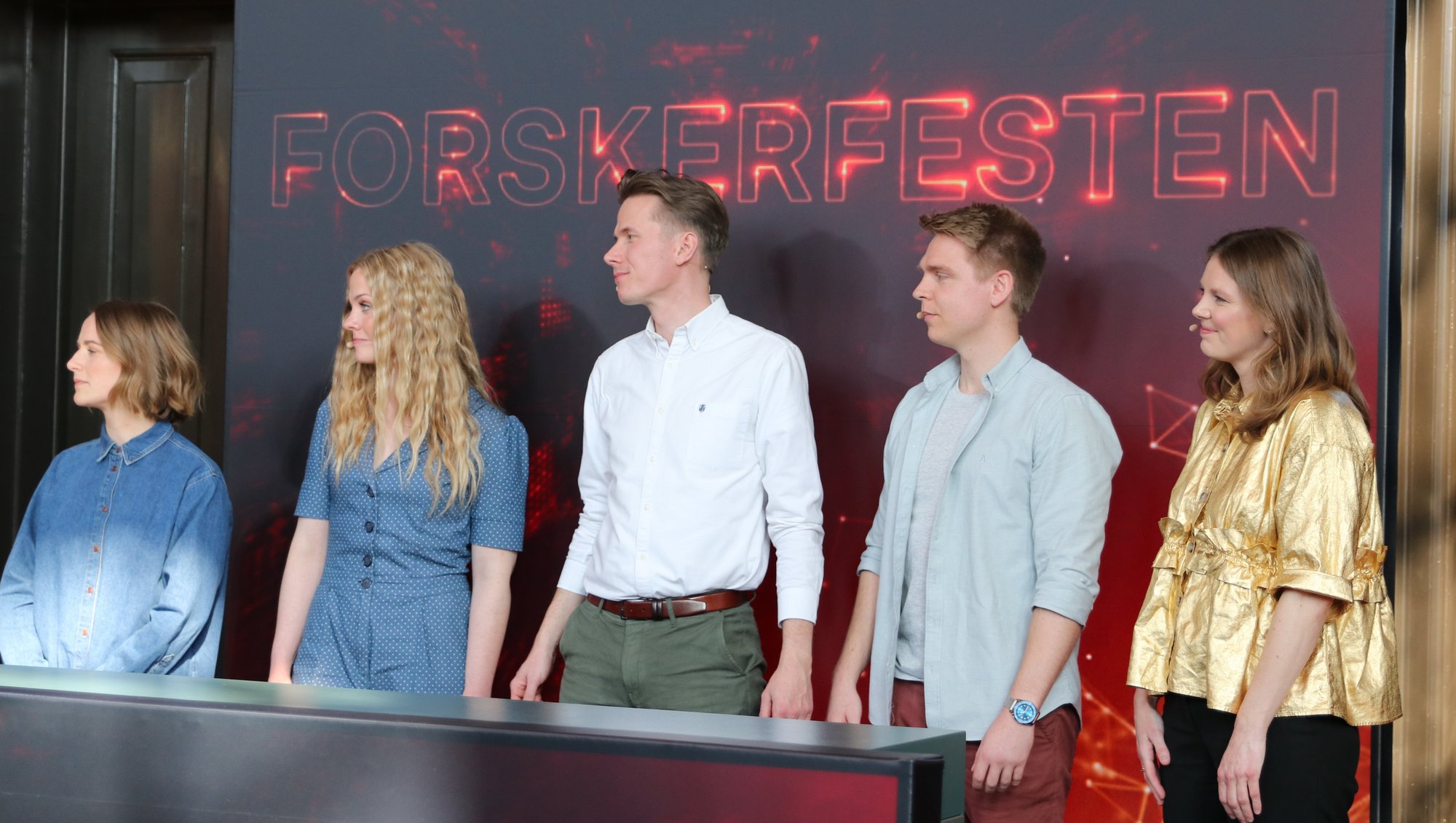 This year's five finalists have practiced for weeks to get ready for the show. Here, Nathalie Eiris Henriksen, Kristina Tornbjerg Eriksen, Simon Mark Dahl Baunwall, Nicolaj Malle, and Karen Ruben Husby receive their final instructions. Photo: Sebastian Skousgaard, AU Health.