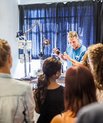 Jesper Østergaard Hjortdal viser det nye hold studerende rundt på øjenafdelingen på Aarhus Universitetshospital. Foto: Anders Trærup, AU Kommunikation