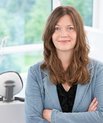 [Translate to English:] Portræt af institutleder Siri Beier Jensen, der står i klinikken på Institut for Odontologi og Oral Sundhed på Aarhus Universitet