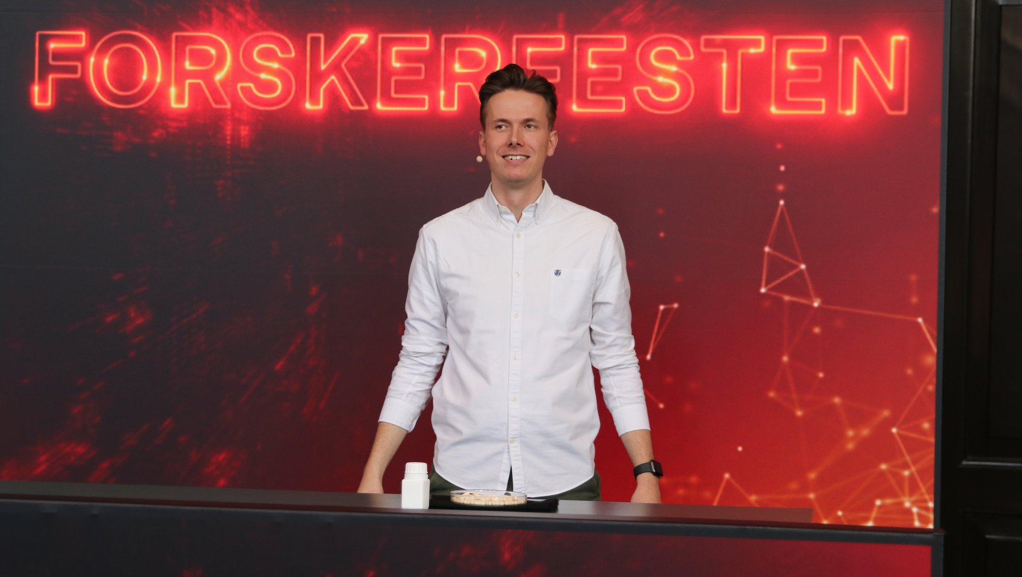 Selv den mindste detalje skal sidde lige i skabet - f.eks. når en pille fra petriskålen på bordet skal samles op på et specifikt tidspunkt. Foto: Sebastian Skougaard, AU Health.