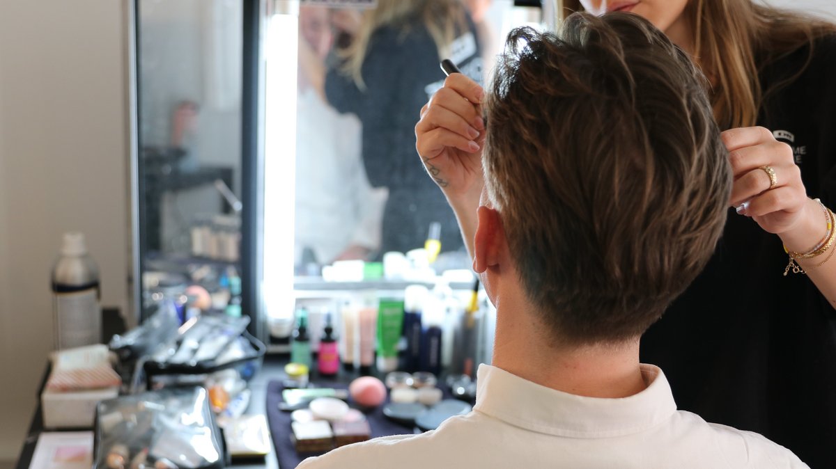 Der skal styr på selv den mindst hårtot, før deltagerne kan sendes ind foran kameraerne. Foto: Sebastian Skousgaard, AU Health. Der skal styr på selv den mindst hårtot, før deltagerne kan sendes ind foran kameraerne. Foto: Sebastian Skousgaard, AU Health.