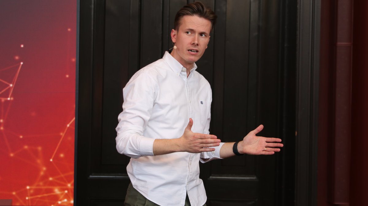 Særligt mimik og kropssprog er i højsædet, når deltagerne skal formidle deres forskning på bare tre minutter. Foto: Sebastian Skousgaard, AU Health. Særligt mimik og kropssprog er i højsædet, når deltagerne skal formidle deres forskning på bare tre minutter. Foto: Sebastian Skousgaard, AU Health.