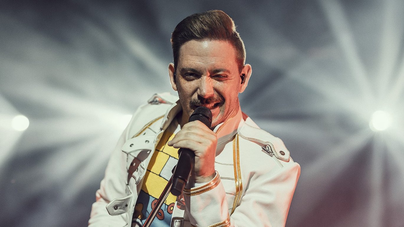 Bjarke Baisner i front som forsansger i coverbandet Queen Machine