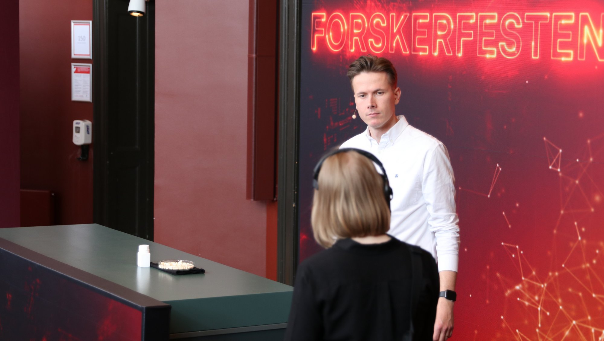 Undervejs sparres der med tilrettelæggere og produktionsfolk. Foto: Sebastian Skougaard, AU Health.