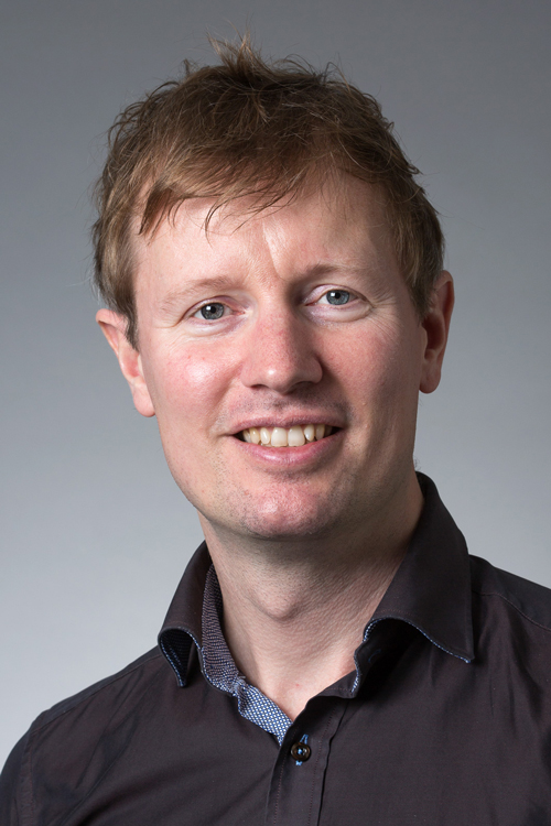 [Translate to English:] Lektor og ph.d. Simon Glerup er fakultetets største forskertalent og modtager af Jens Christian Skou-prisen 2017. Foto: Lars Kruse/AU.